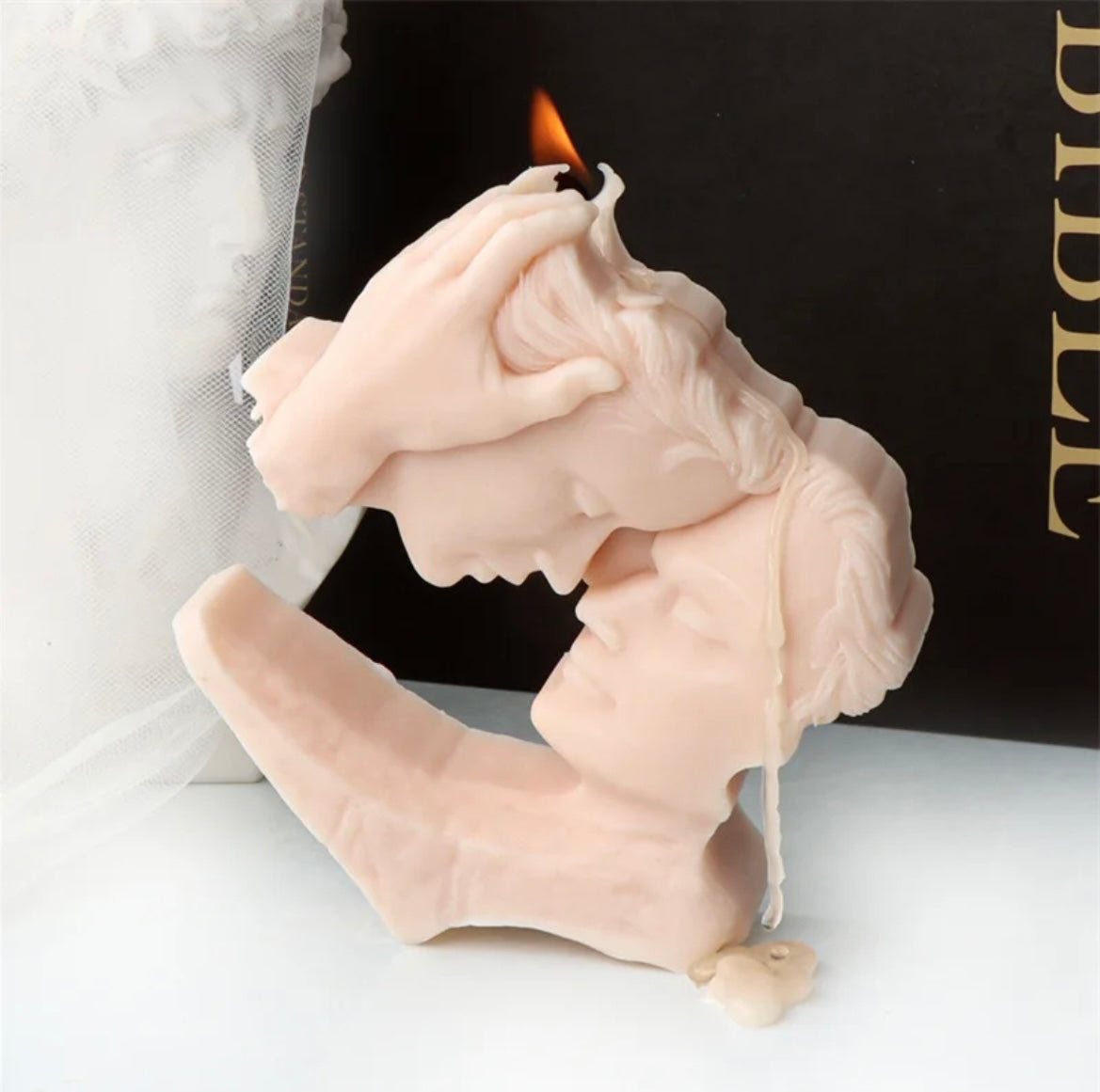 ‘Embraced Lovers’ candle