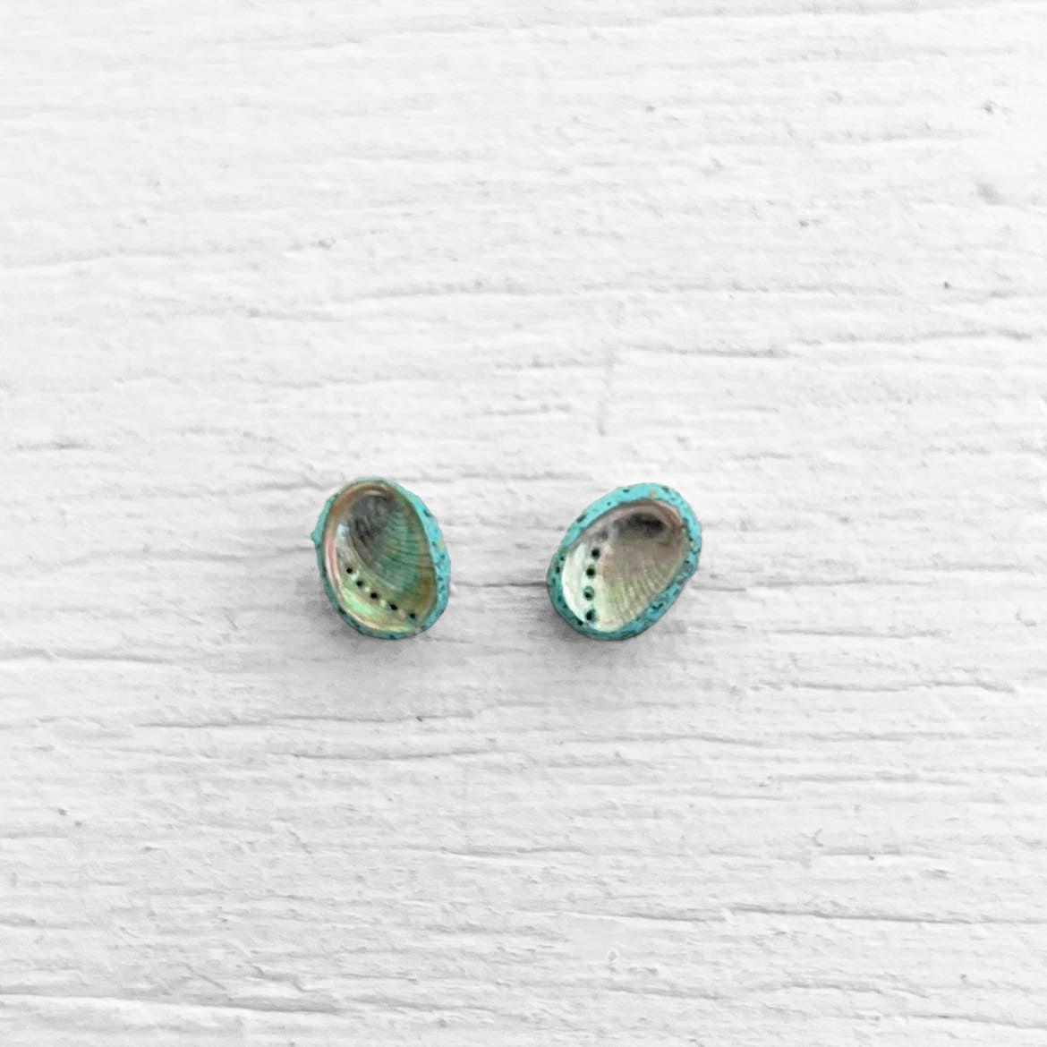 Pāua shell studs