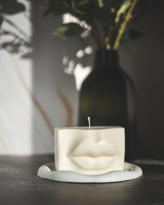 Pucker up lips candle